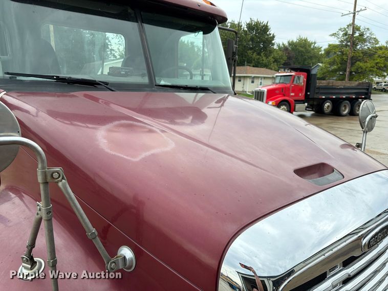 image for item ES1153 2002 Freightliner Columbia semi truck