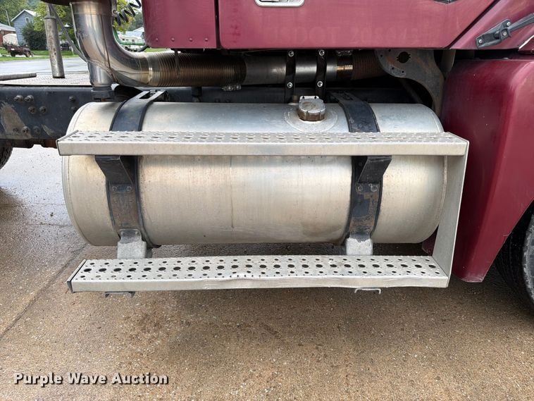 image for item ES1153 2002 Freightliner Columbia semi truck