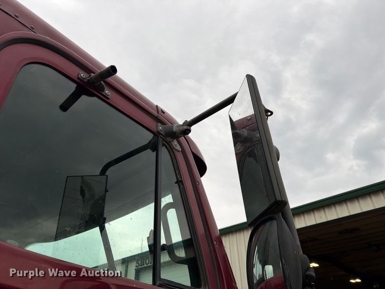 image for item ES1153 2002 Freightliner Columbia semi truck