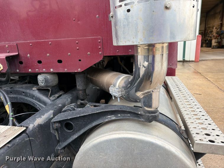 image for item ES1153 2002 Freightliner Columbia semi truck