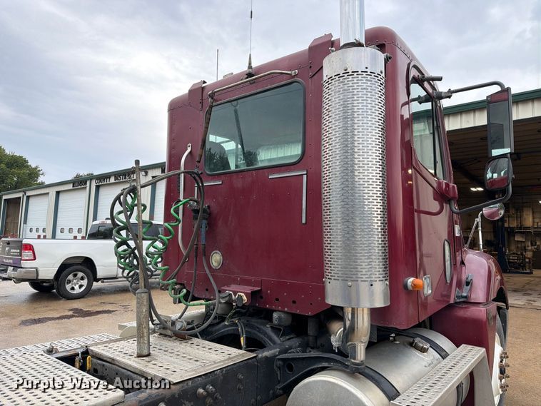 image for item ES1153 2002 Freightliner Columbia semi truck