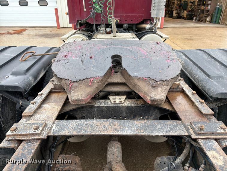 image for item ES1153 2002 Freightliner Columbia semi truck