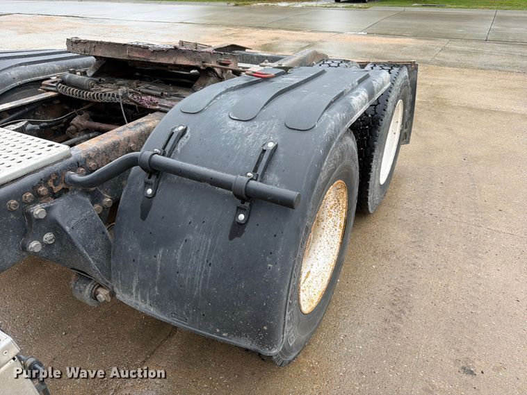 image for item ES1153 2002 Freightliner Columbia semi truck