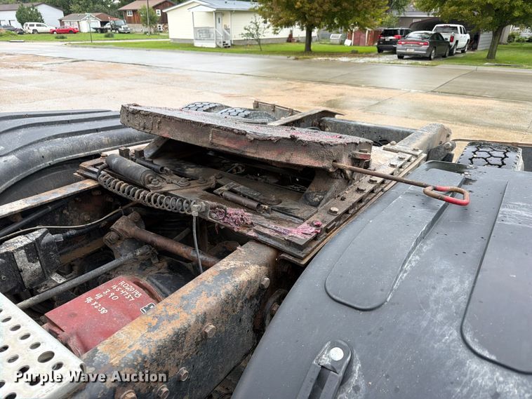 image for item ES1153 2002 Freightliner Columbia semi truck