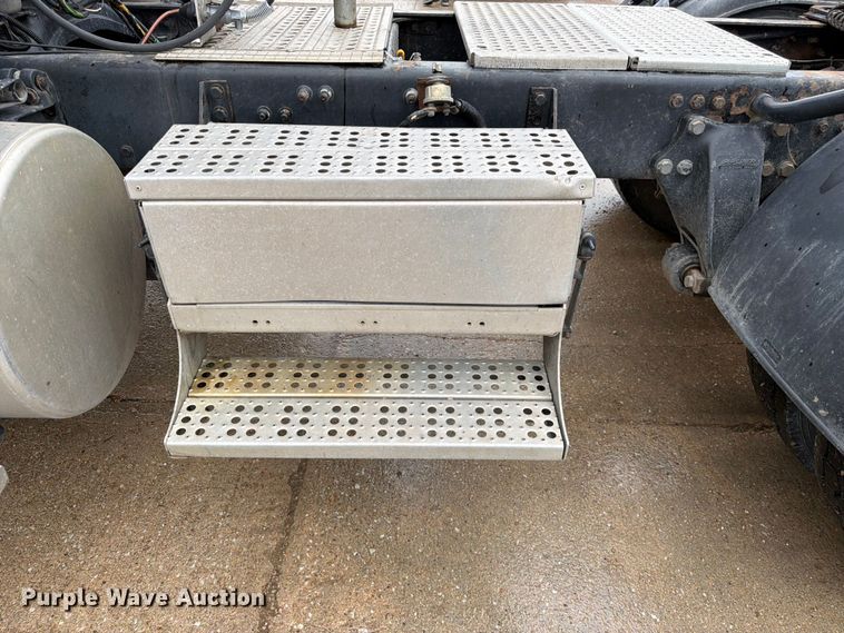 image for item ES1153 2002 Freightliner Columbia semi truck