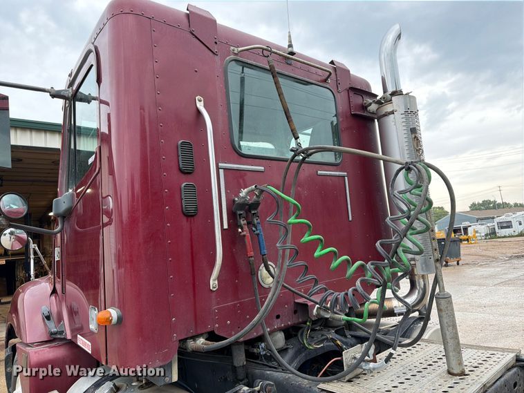 image for item ES1153 2002 Freightliner Columbia semi truck