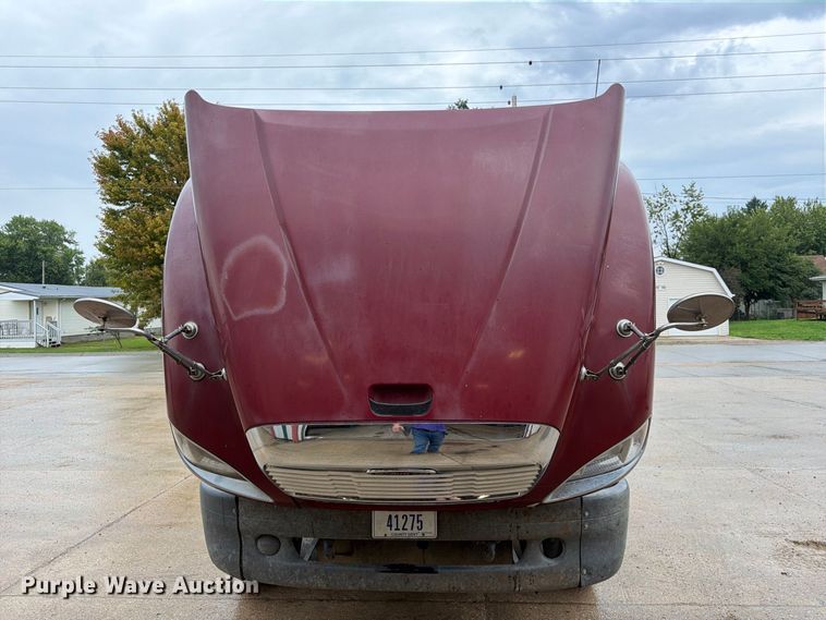 image for item ES1153 2002 Freightliner Columbia semi truck