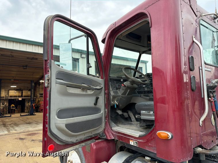 image for item ES1153 2002 Freightliner Columbia semi truck