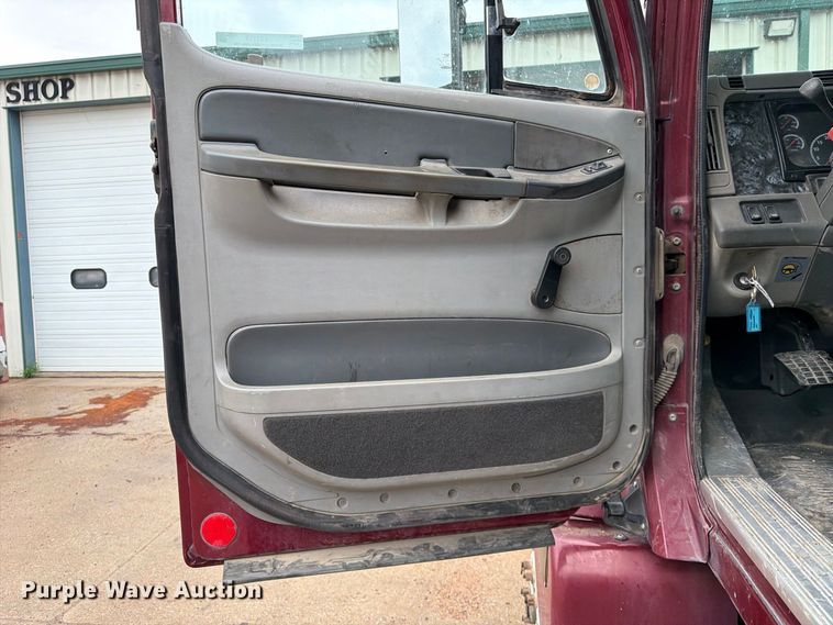 image for item ES1153 2002 Freightliner Columbia semi truck