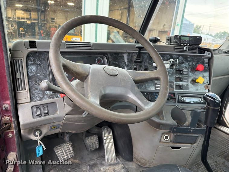 image for item ES1153 2002 Freightliner Columbia semi truck