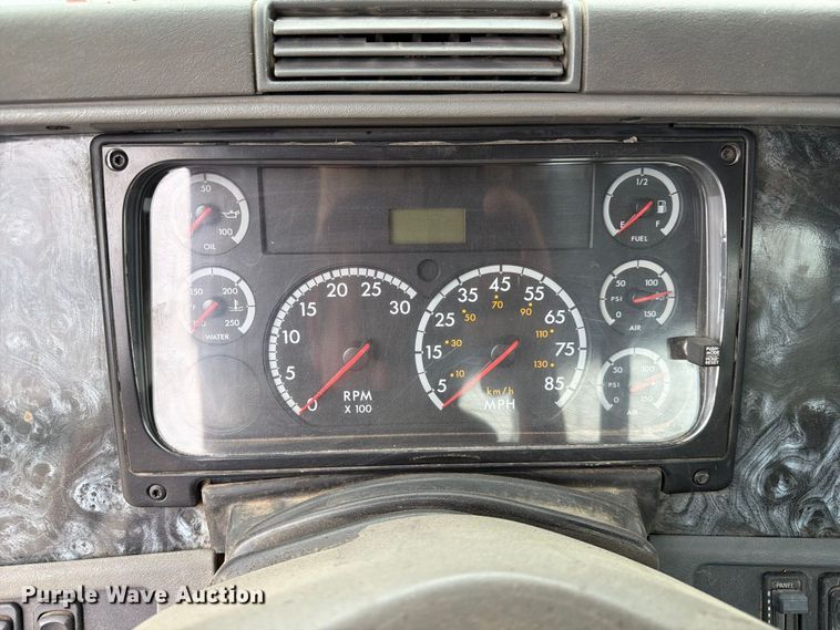 image for item ES1153 2002 Freightliner Columbia semi truck