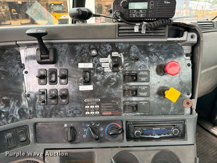 image for item ES1153 2002 Freightliner Columbia semi truck