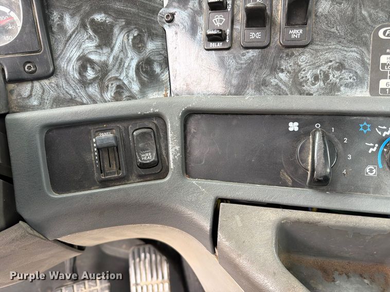 image for item ES1153 2002 Freightliner Columbia semi truck