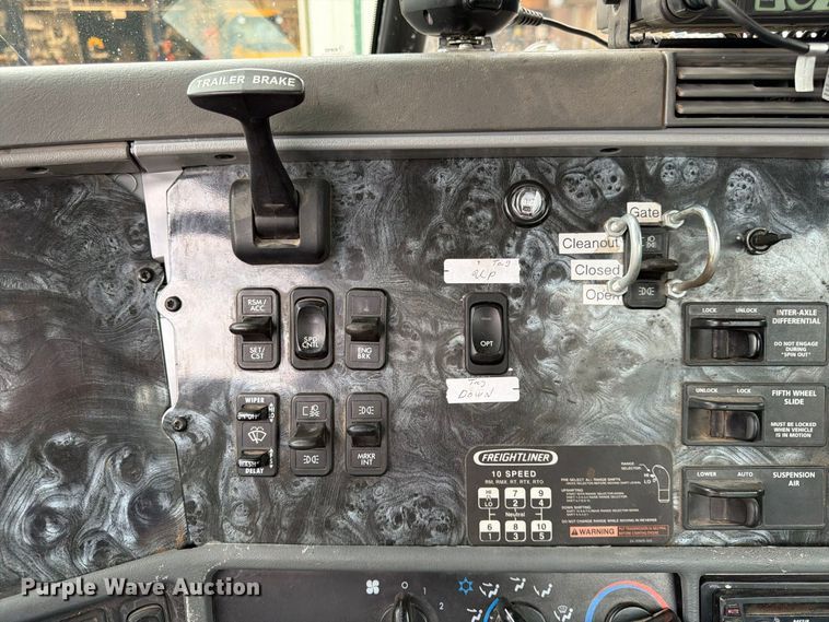 image for item ES1153 2002 Freightliner Columbia semi truck