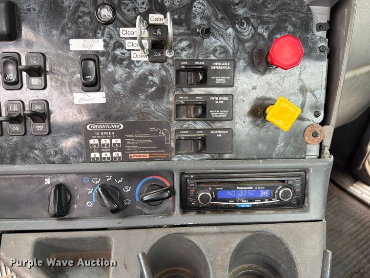 image for item ES1153 2002 Freightliner Columbia semi truck
