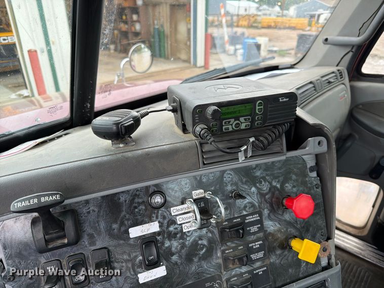 image for item ES1153 2002 Freightliner Columbia semi truck