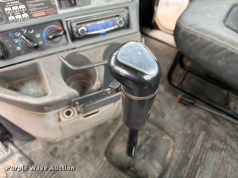 image for item ES1153 2002 Freightliner Columbia semi truck