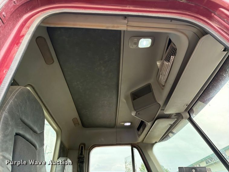 image for item ES1153 2002 Freightliner Columbia semi truck