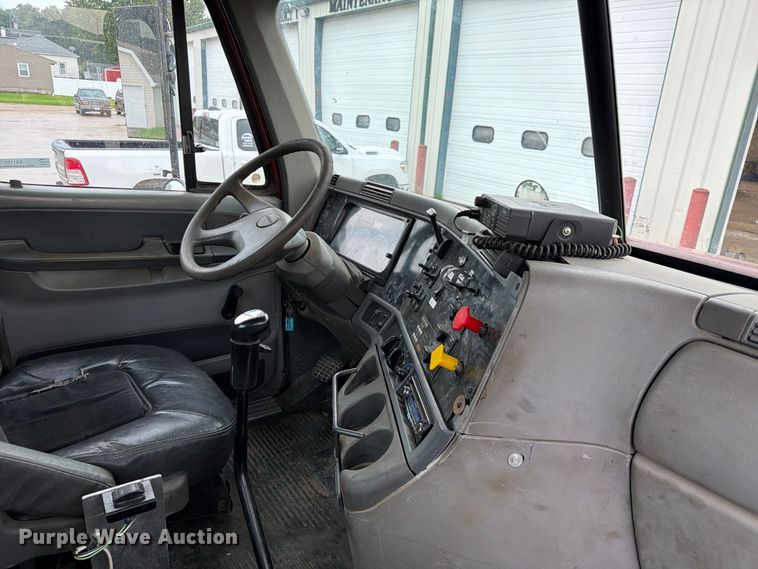 image for item ES1153 2002 Freightliner Columbia semi truck