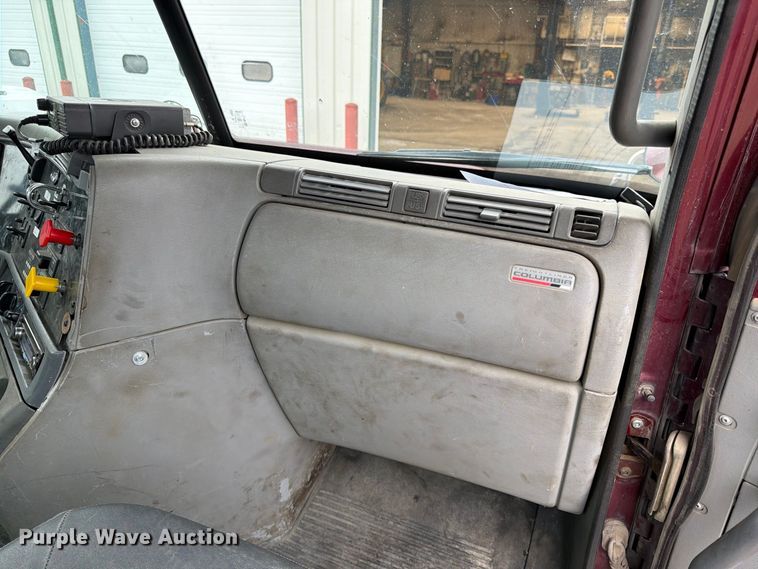 image for item ES1153 2002 Freightliner Columbia semi truck