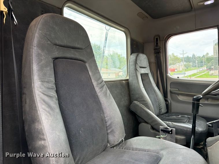 image for item ES1153 2002 Freightliner Columbia semi truck