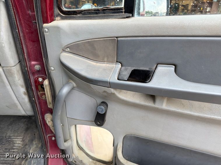 image for item ES1153 2002 Freightliner Columbia semi truck