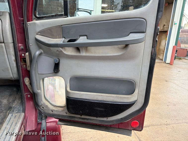 image for item ES1153 2002 Freightliner Columbia semi truck