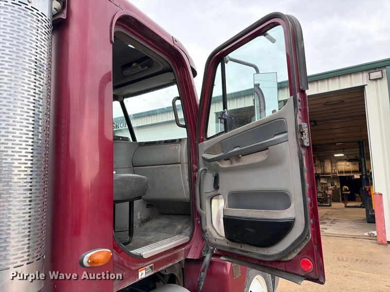 image for item ES1153 2002 Freightliner Columbia semi truck