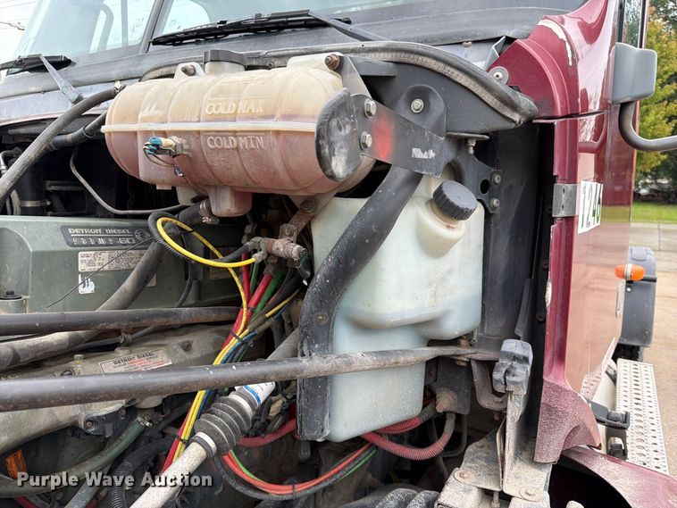 image for item ES1153 2002 Freightliner Columbia semi truck