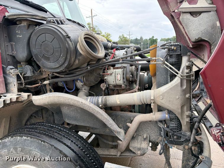 image for item ES1153 2002 Freightliner Columbia semi truck
