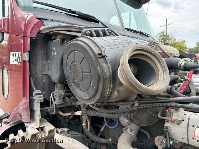 image for item ES1153 2002 Freightliner Columbia semi truck