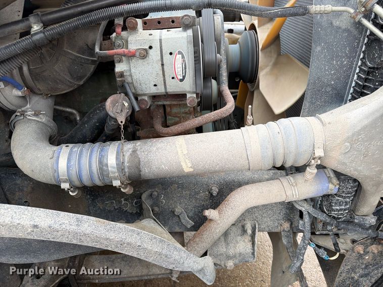 image for item ES1153 2002 Freightliner Columbia semi truck