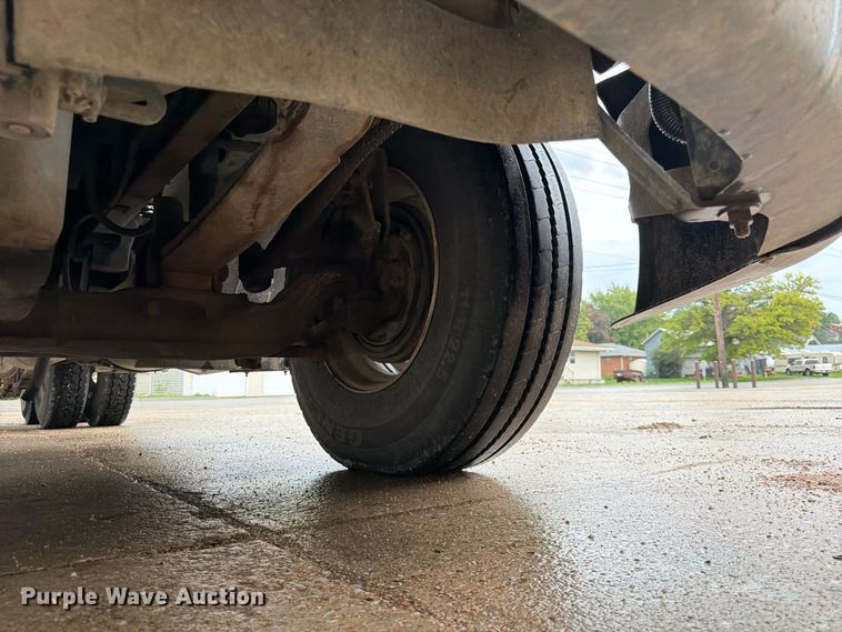 image for item ES1153 2002 Freightliner Columbia semi truck