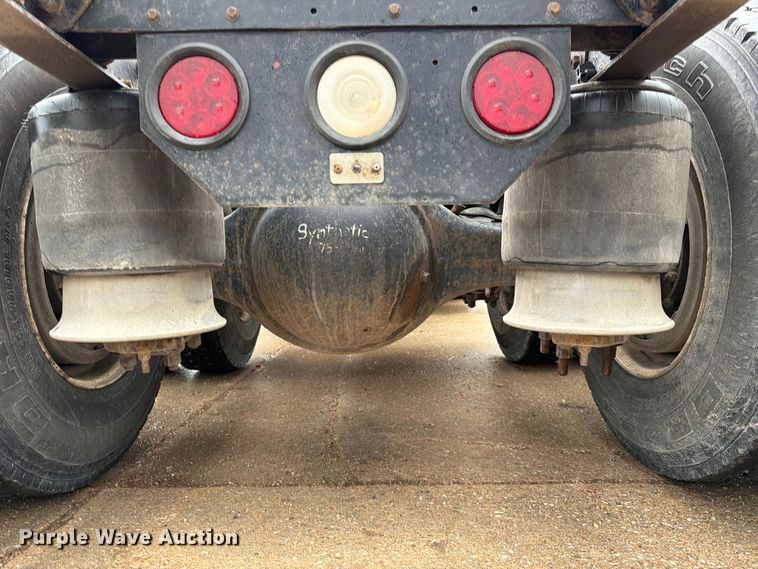 image for item ES1153 2002 Freightliner Columbia semi truck