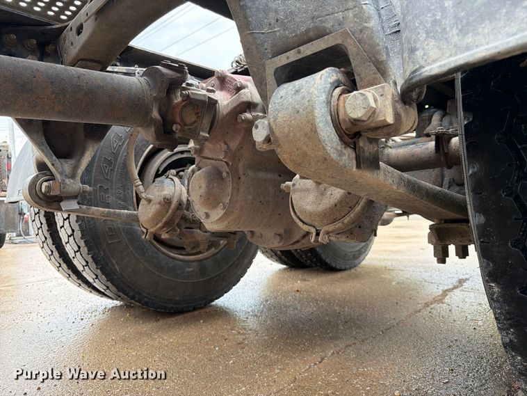 image for item ES1153 2002 Freightliner Columbia semi truck