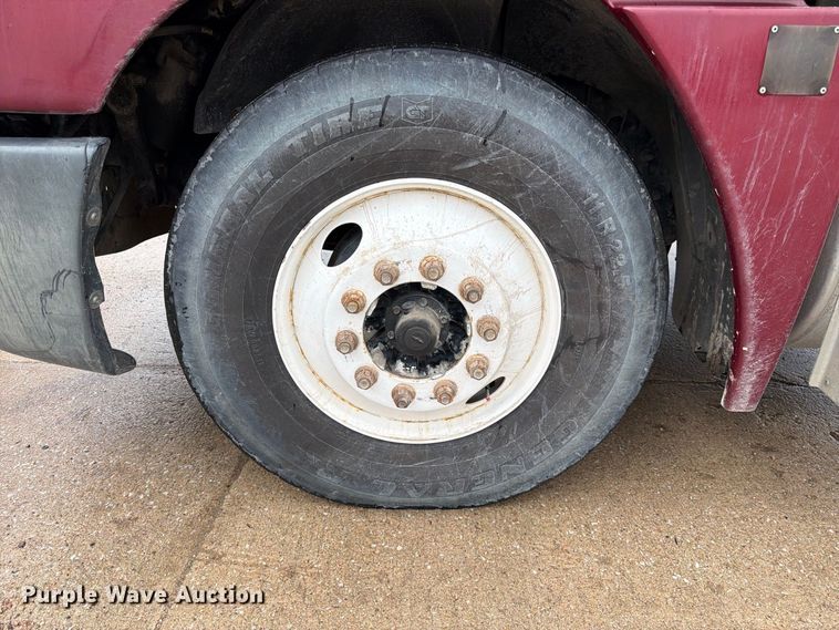 image for item ES1153 2002 Freightliner Columbia semi truck