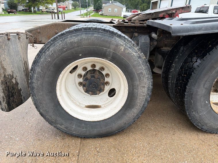 image for item ES1153 2002 Freightliner Columbia semi truck