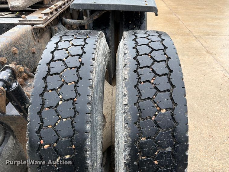 image for item ES1153 2002 Freightliner Columbia semi truck