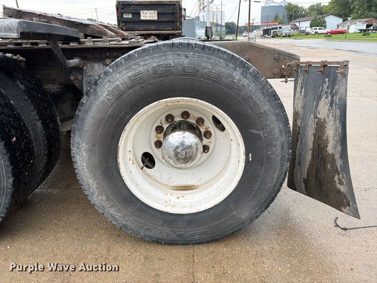image for item ES1153 2002 Freightliner Columbia semi truck