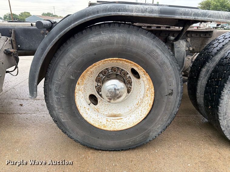 image for item ES1153 2002 Freightliner Columbia semi truck