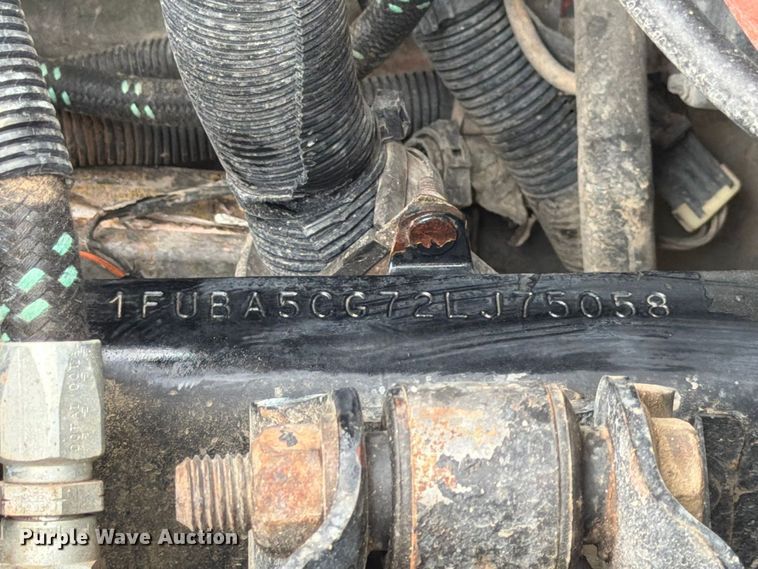 image for item ES1153 2002 Freightliner Columbia semi truck