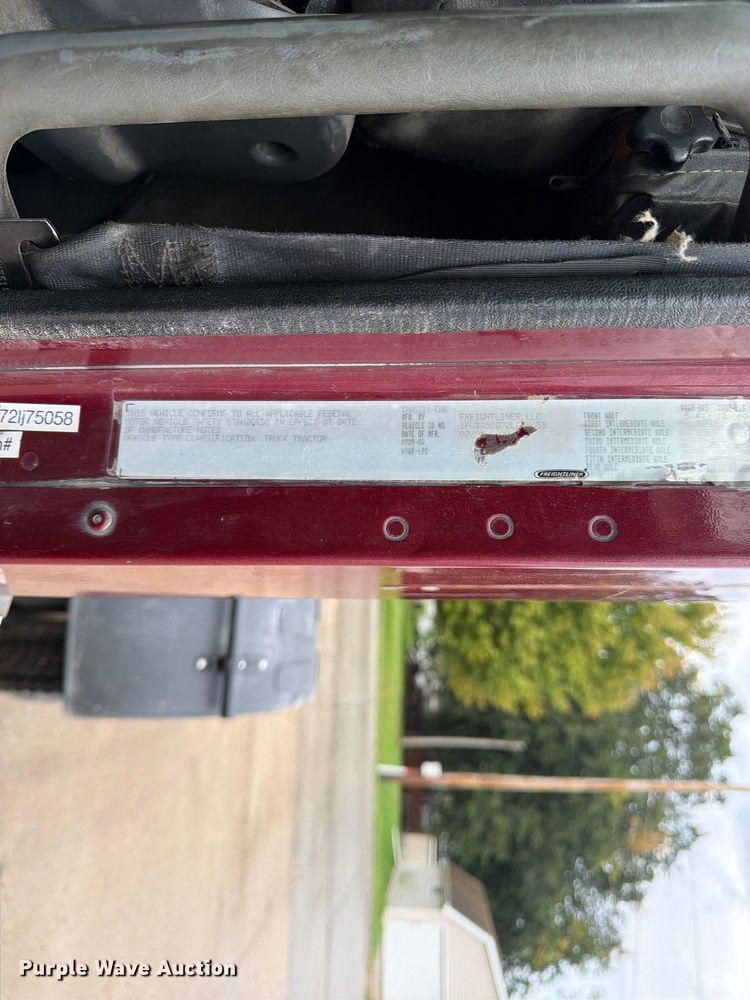 image for item ES1153 2002 Freightliner Columbia semi truck