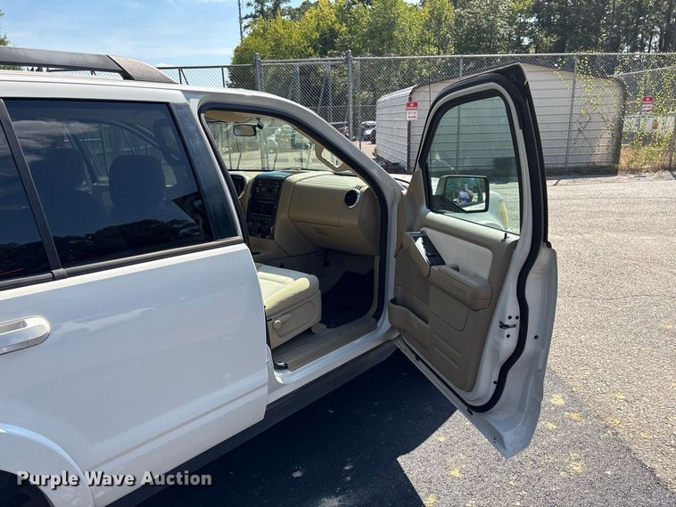 image for item ET8672 2008 Ford Explorer SUV