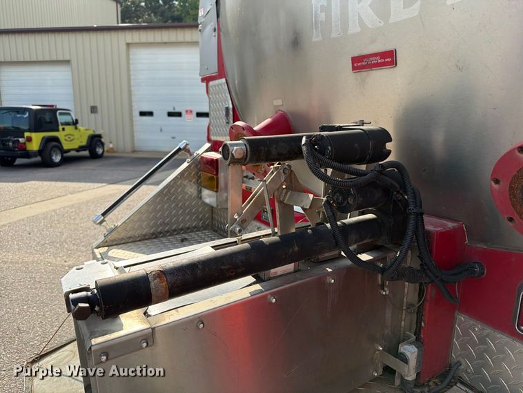 image for item ET8679 2000 Freightliner FL112 pumper fire truck