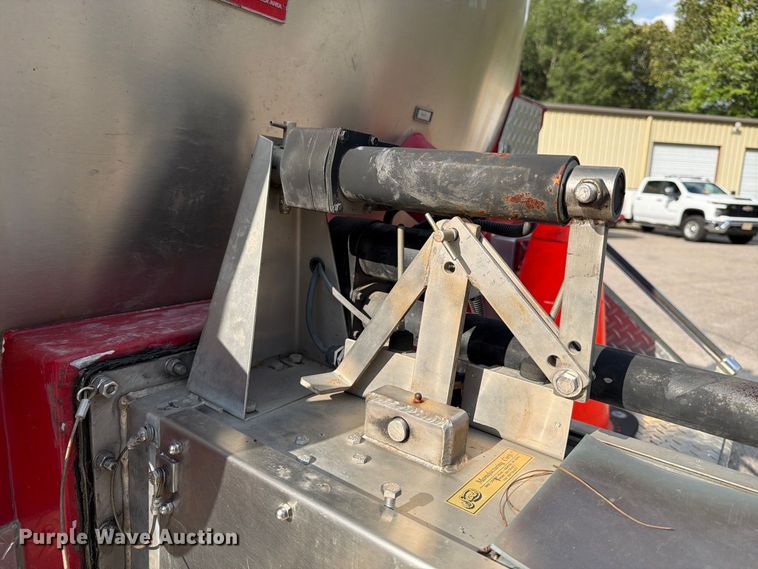 image for item ET8679 2000 Freightliner FL112 pumper fire truck