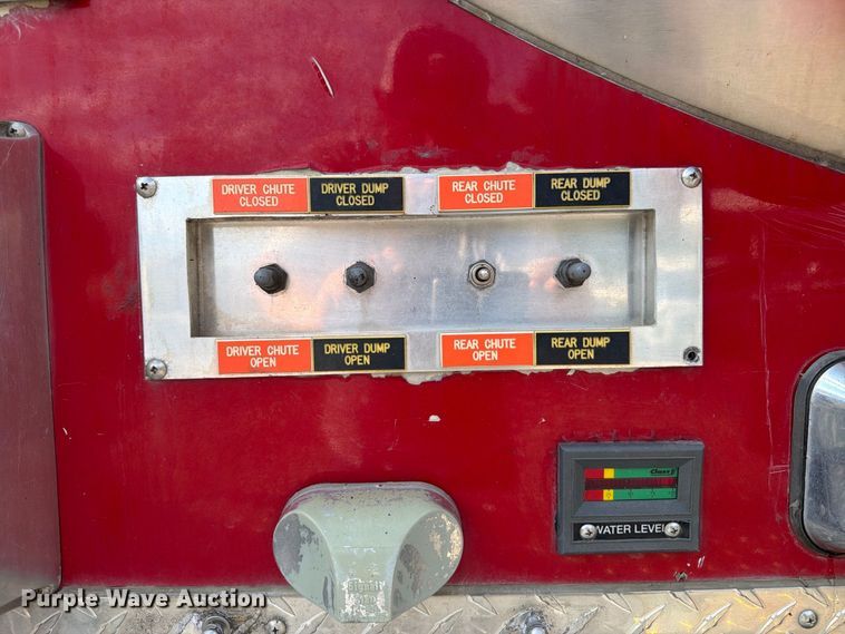 image for item ET8679 2000 Freightliner FL112 pumper fire truck