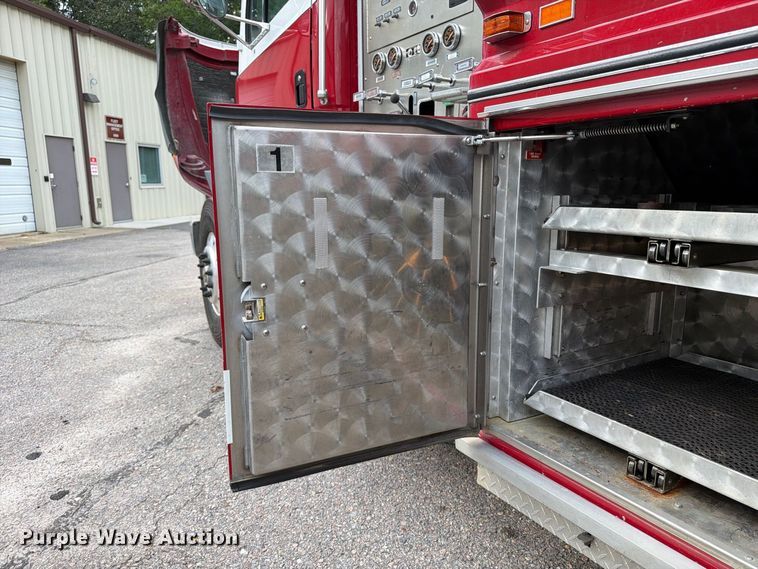 image for item ET8679 2000 Freightliner FL112 pumper fire truck