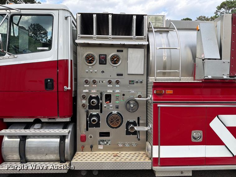 image for item ET8679 2000 Freightliner FL112 pumper fire truck