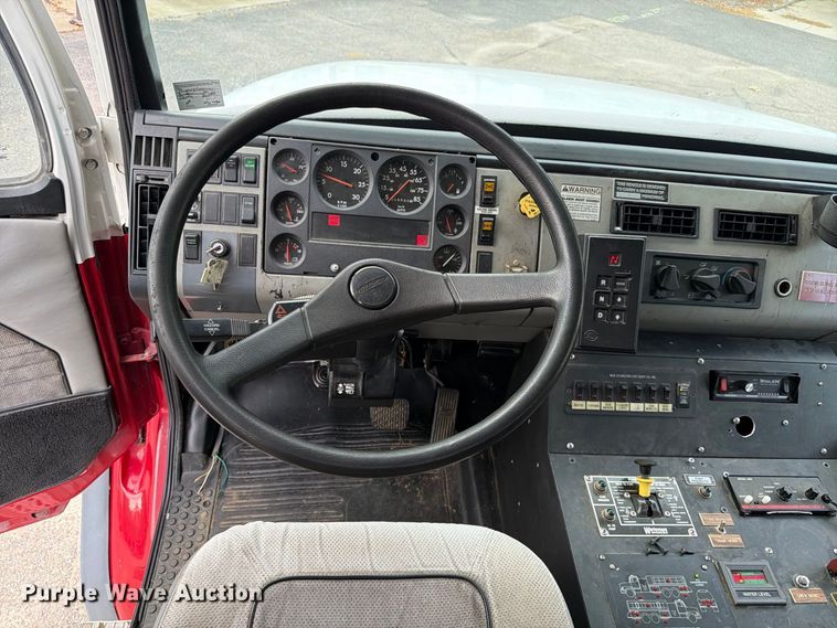 image for item ET8679 2000 Freightliner FL112 pumper fire truck