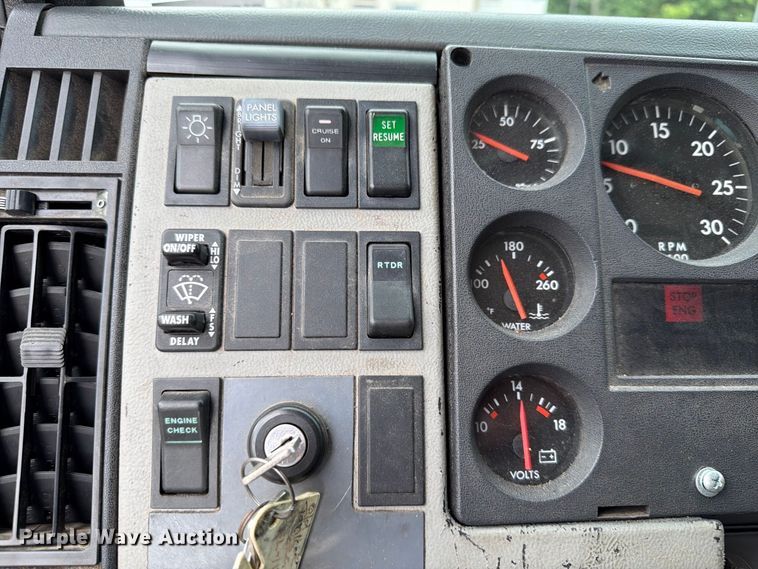 image for item ET8679 2000 Freightliner FL112 pumper fire truck